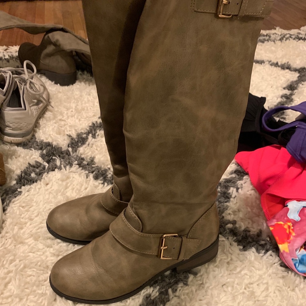 Boots size 8